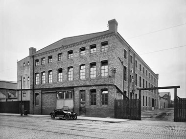 Cunard’s Shellworks, Liverpool The Cunard Shipping Line’s Liverpool site was taken over for war work in 1915 and turned into a factory for producing shells. The building shown here, one of many on the site was used as a store. 